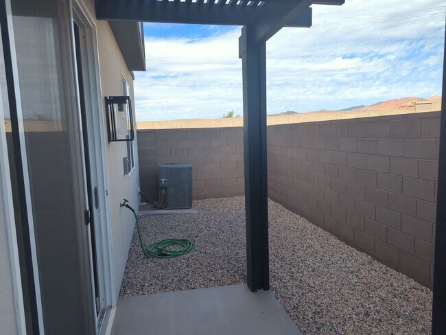 Building Photo - Spacious 4 Bedroom Townhome in Washington!