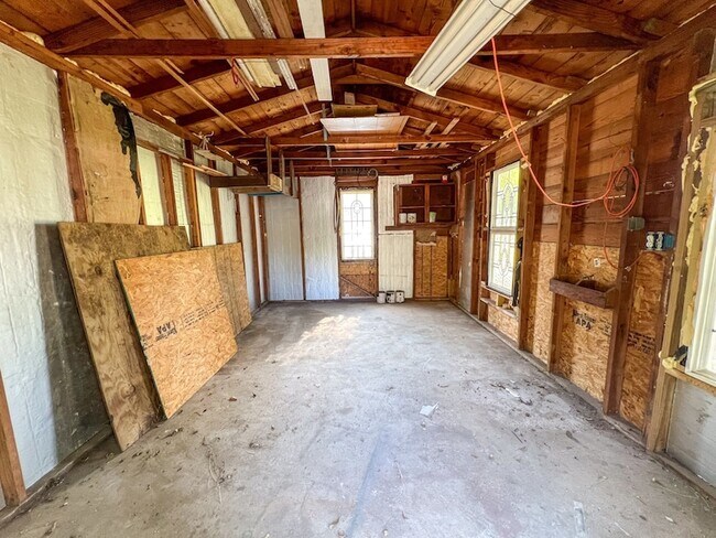 Building Photo - 1527 W Gandy St