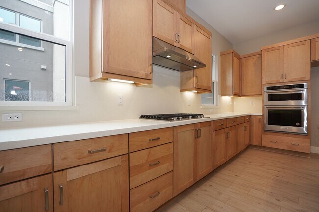 Building Photo - New Construction End Unit Luxury Townhome in Central Sunnyvale Location!