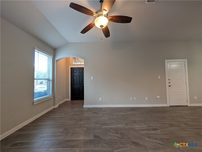 Building Photo - 549 Creekside Frst