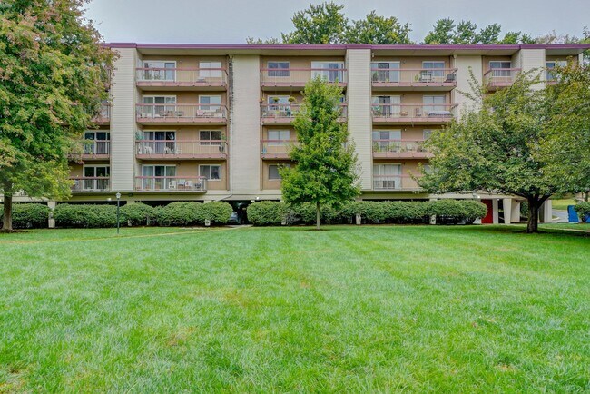 Building Photo - 7400 Lakeview Dr