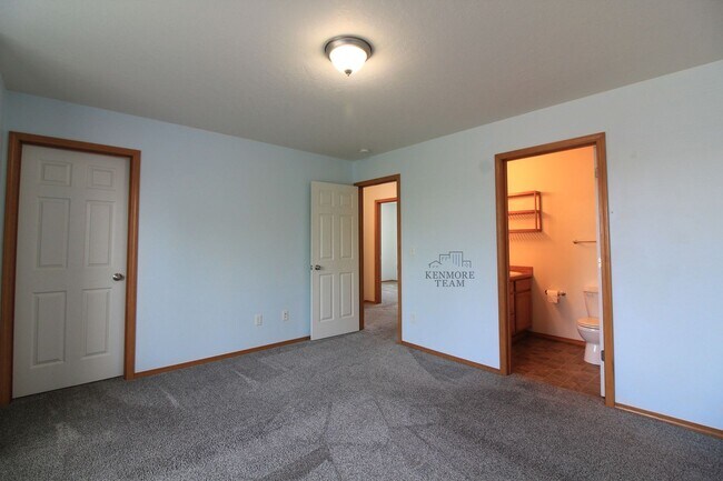 Building Photo - 4 Bedroom, 2.5 Bath Home in West Pasco