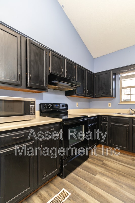 Building Photo - 1405 Wenlock Rd