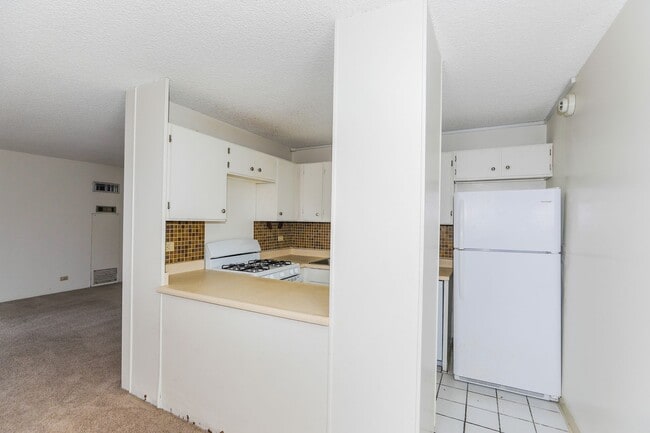 Building Photo - Aloha Towers - 2 bedroom, 2 bath corner unit with 1 covered parking stall