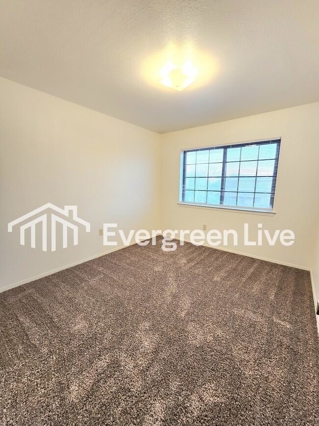 Building Photo - 213 Raven Dr