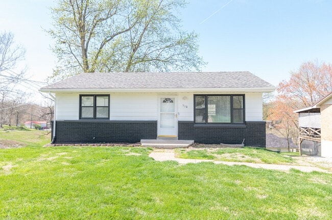 Primary Photo - 110 N Bluff St
