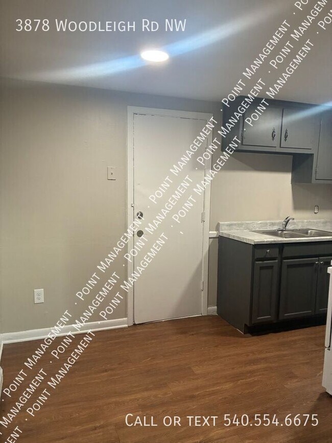 Building Photo - 3878 Woodleigh Rd NW