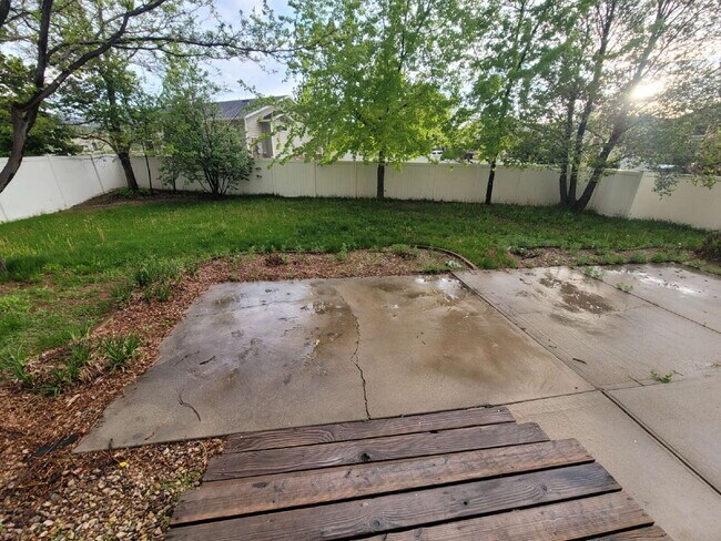 Building Photo - "Spacious 5-Bedroom home with 3.5 Baths and fenced yard!"