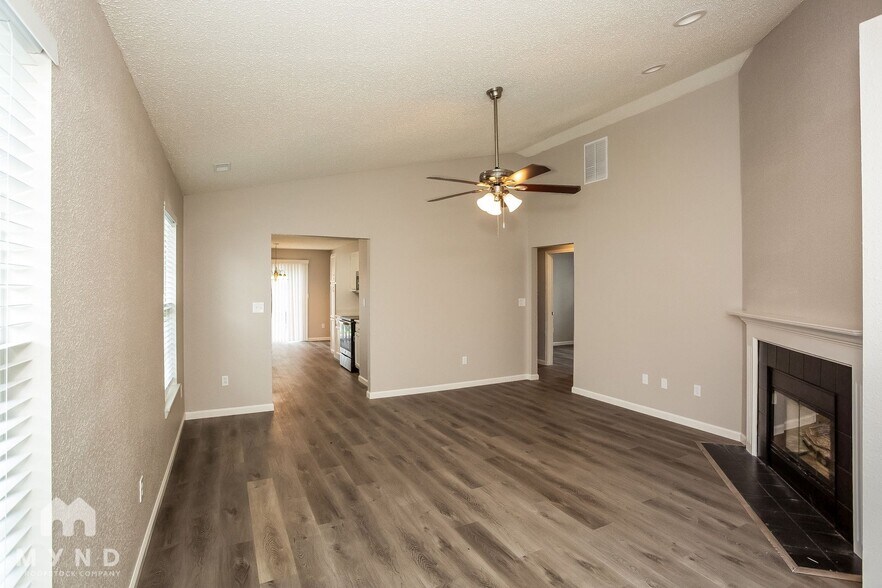 Building Photo - 15466 Ten Point Dr