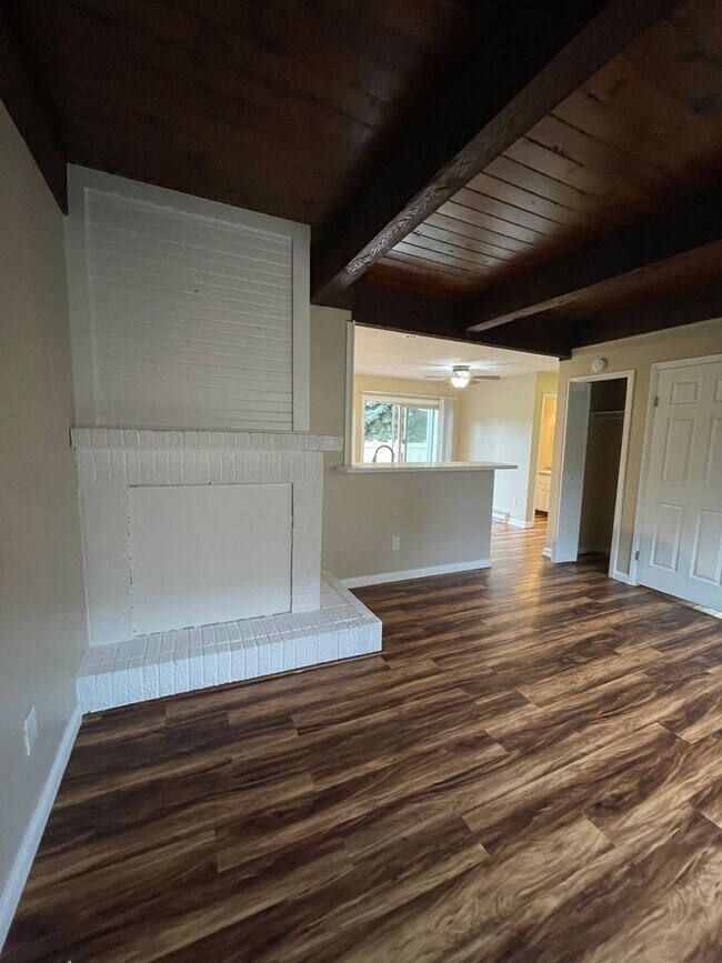 Building Photo - Charming Midtown Duplex
