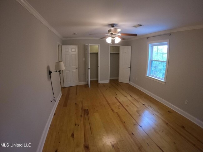 Building Photo - 1235 Linden Pl