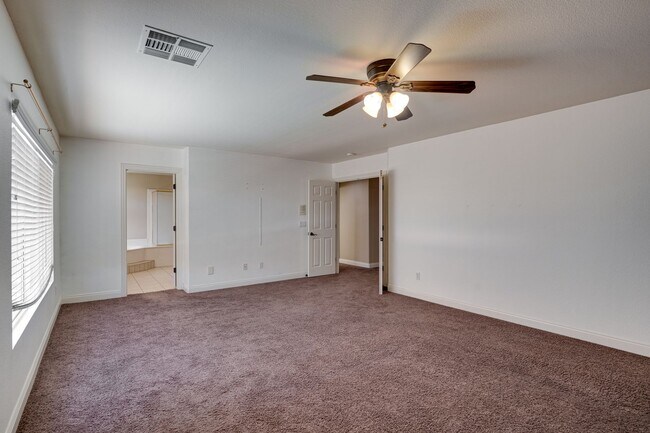Building Photo - 4-Bedroom Home with Heated Pool & Spa