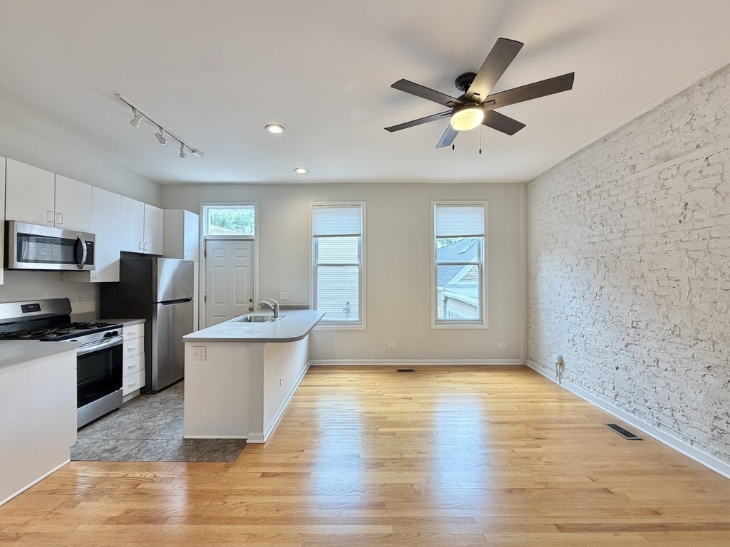 Building Photo - 1129 N Winchester Ave
