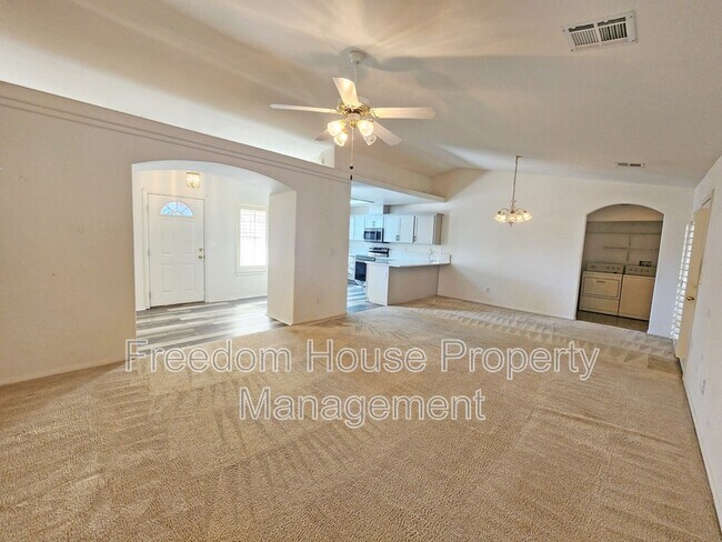 Building Photo - 380 Round Up Ct