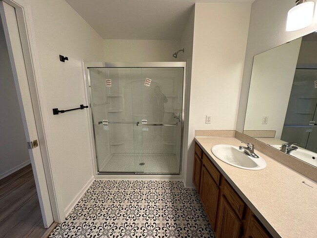 Building Photo - Caledonia Condo! Two Bedroom - Two Full Ba...