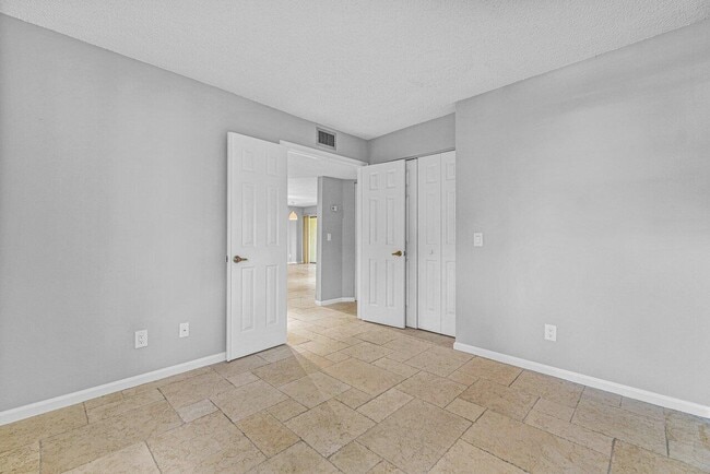 Building Photo - 5540 Coach House Cir