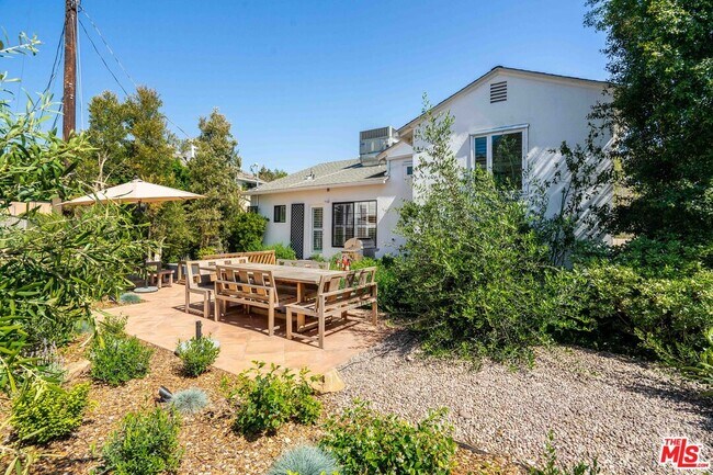 Building Photo - 741 Chautauqua Blvd