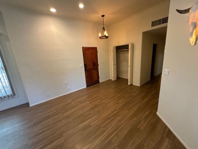 Building Photo - 9731 E Kleindale Rd