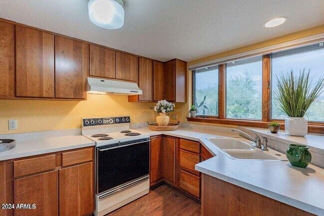 Building Photo - 16120 Cholla Dr