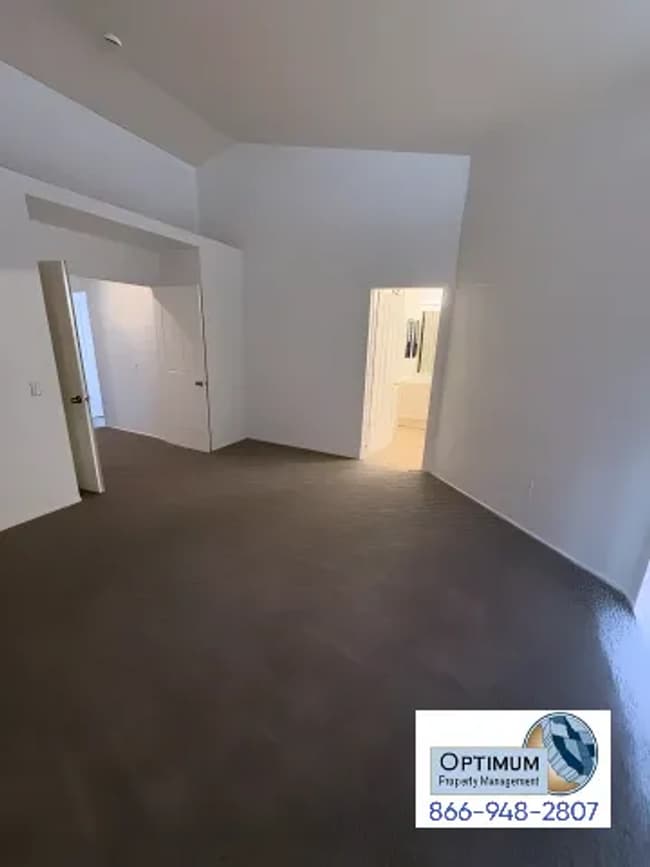 Building Photo - Beautiful 3 Bedroom, 2 Bathroom Home with Versatile Living Spaces