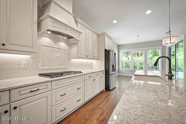 Building Photo - 305 Seahill Dr
