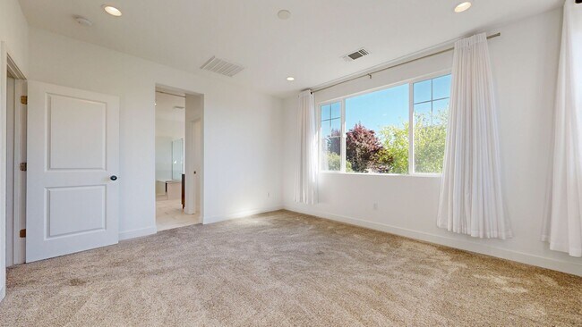 Building Photo - Bright & Beautiful 4 Bedroom 3 Full Bathroom Home!