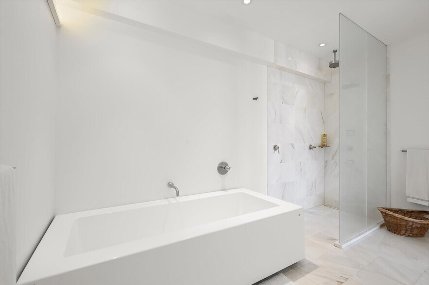 Building Photo - 100 Harborview Dr