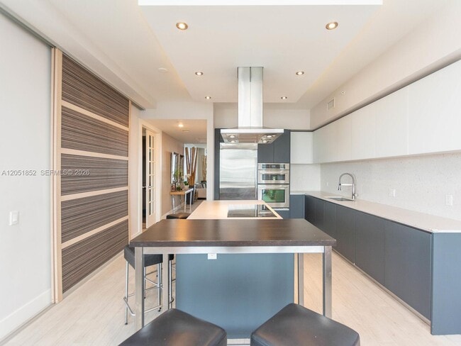 Building Photo - 1300 Brickell Bay Dr