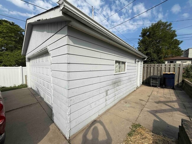 Building Photo - West Allis 3 bedroom 1 bath with 2 car garage