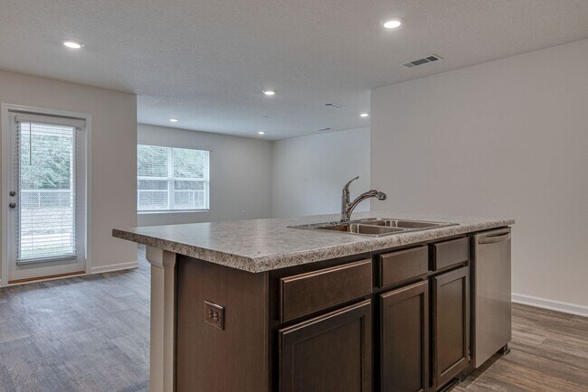 Building Photo - Spacious 4-Bedroom Home - Cambria