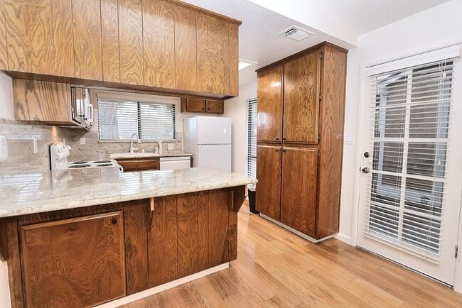 Building Photo - Beautiful corner halfplex available now for rent!