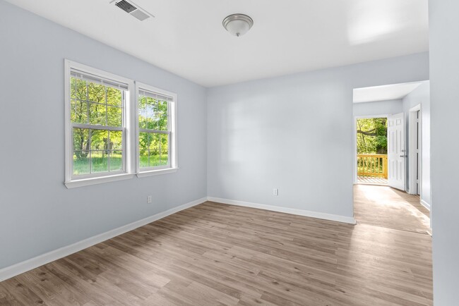 Building Photo - Stylish & Newly Renovated 3 Bedroom 2 Bath...
