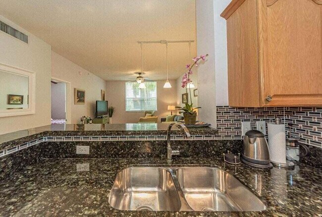 Building Photo - 630 S Sapodilla Ave