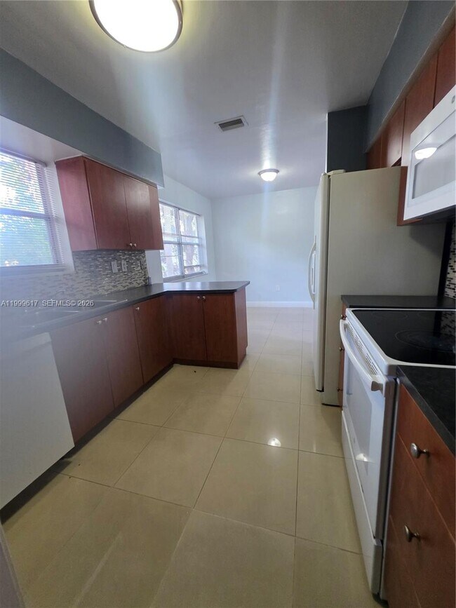 Building Photo - 2832 SW 37th Ave