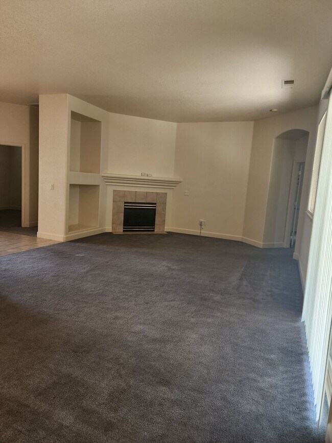 Building Photo - Beautiful Three Bedroom in the Golf Cou...