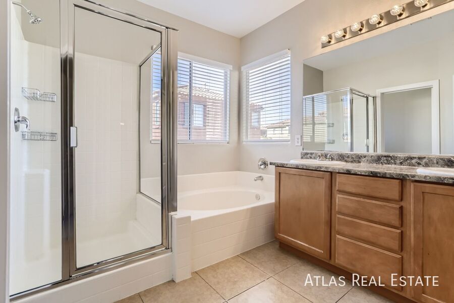 Building Photo - 10549 Lessona St