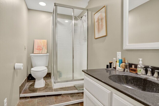 Building Photo - Great 3 Bedroom & 2 Full Baths In GREAT So...