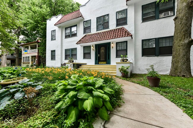 Building Photo - 590 Woodruff Pl W Dr