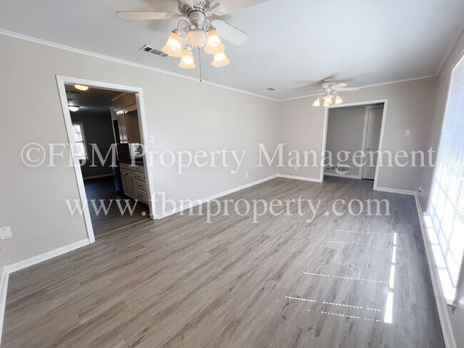 Building Photo - 1204 Williamsburg Dr