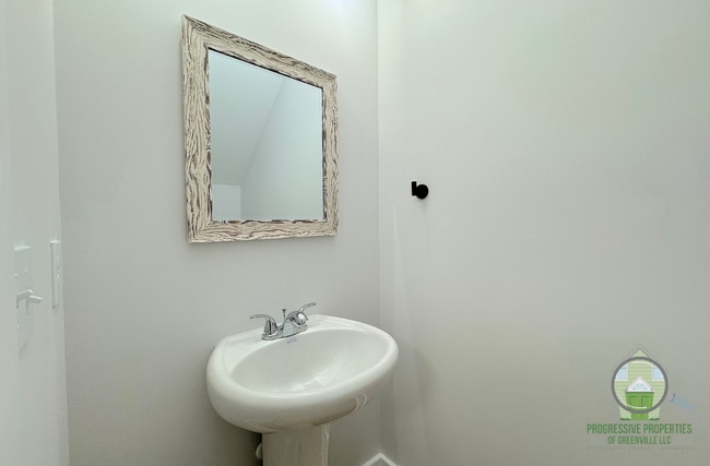 Building Photo - 7 Robin Hood Rd