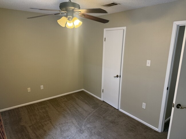 Building Photo - 820 Meadow Glen Ave