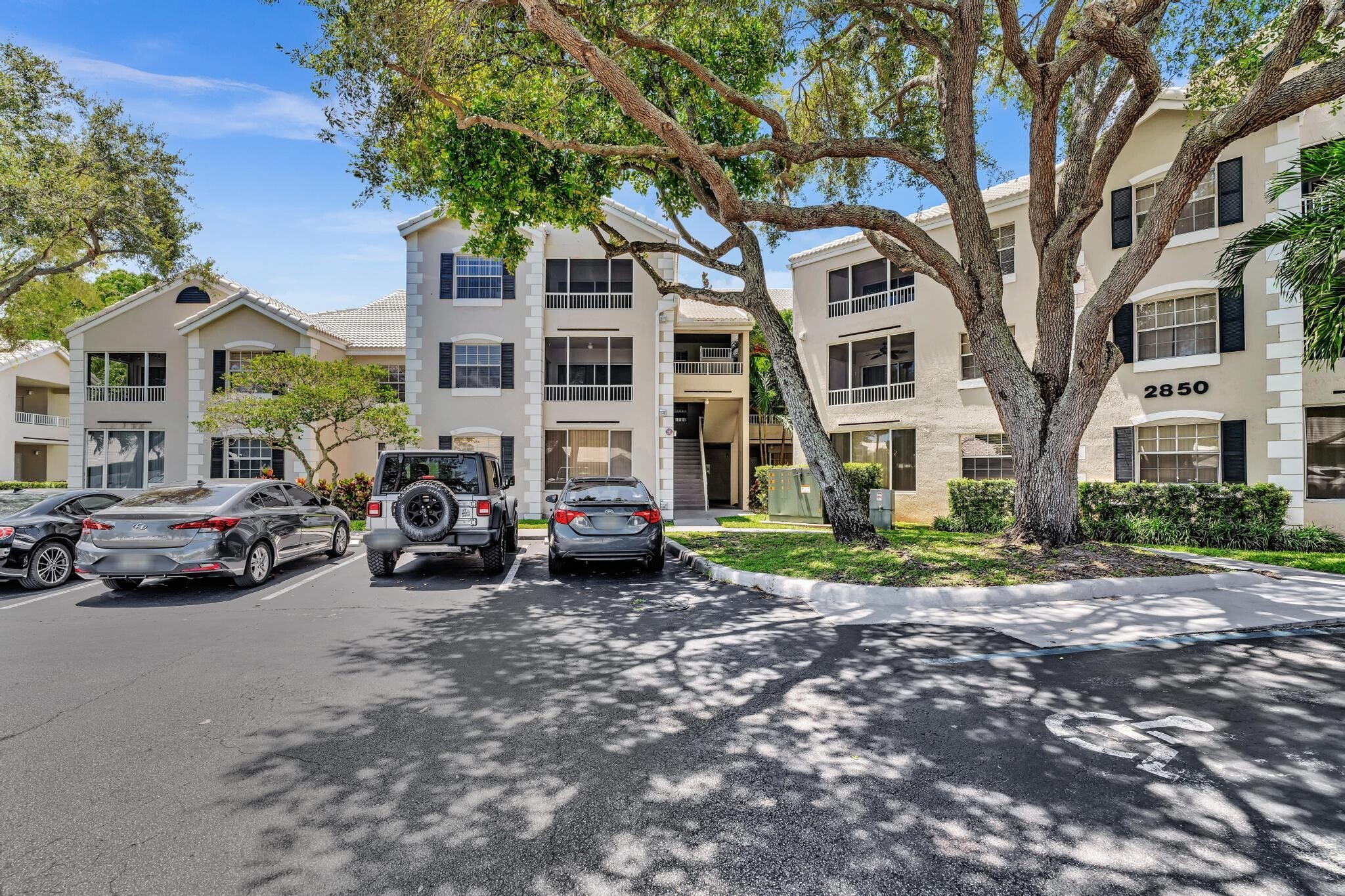 Building Photo - 2850 N Oakland Forest Dr