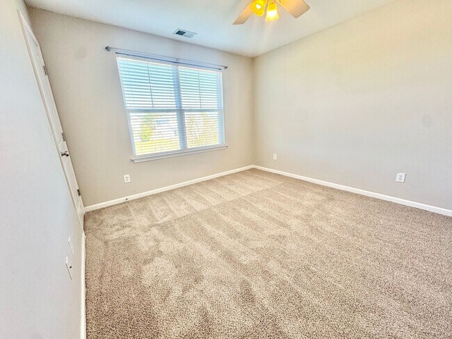 Building Photo - $500 off first month rent with acceptable credit and application!! Beautiful 3 bed 2.5 bath/ Scre...