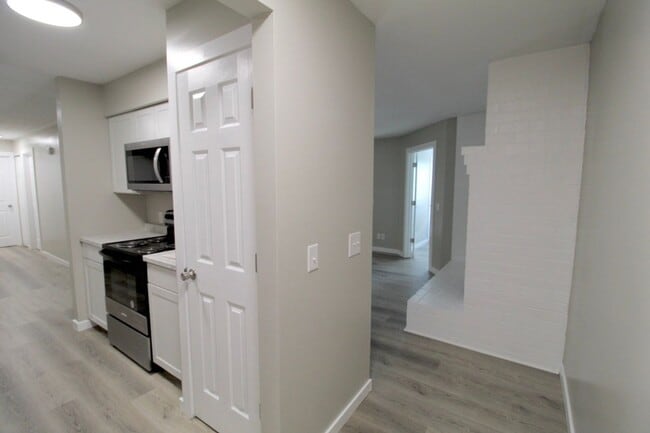 Building Photo - Stunning Fully Remodeled 3BR Condo at Madison Manor – Available This July!