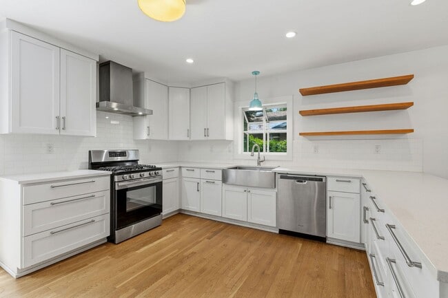 Building Photo - Nicely Updated 3/2 in Hyde Park