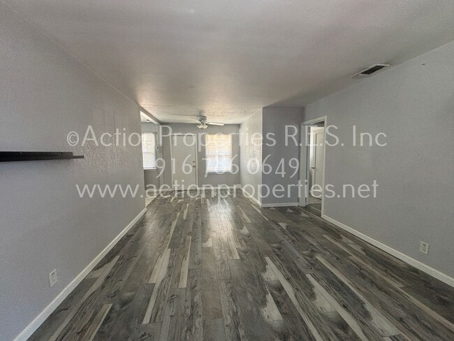 Building Photo - Close to Freeway, Shopping Single Story 2 Bedroom 1 Bath Large yard 1 Car Garage Drought Resistan...