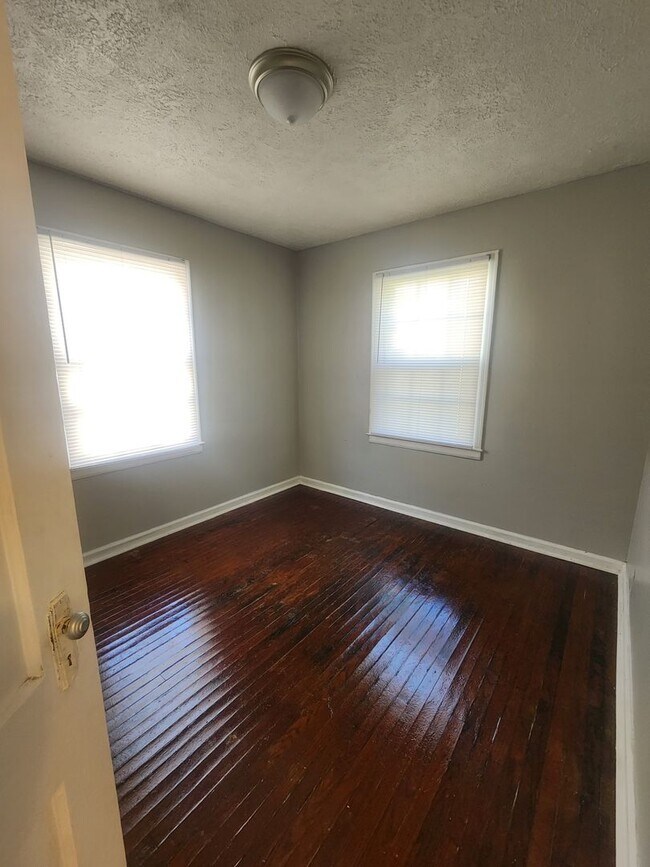 Building Photo - Newly Remolded Spacious Two Bedroom Single Family Near 38th and Sherman