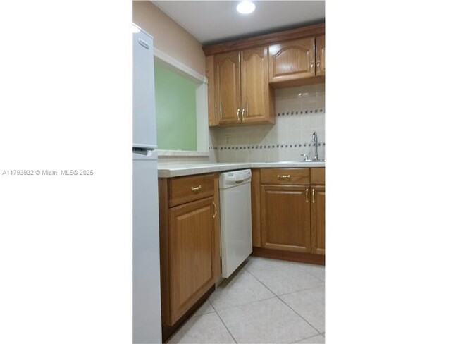 Building Photo - 9301 SW 92nd Ave