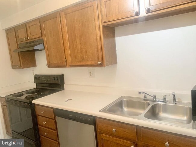 Building Photo - 5 Cranberry Ct