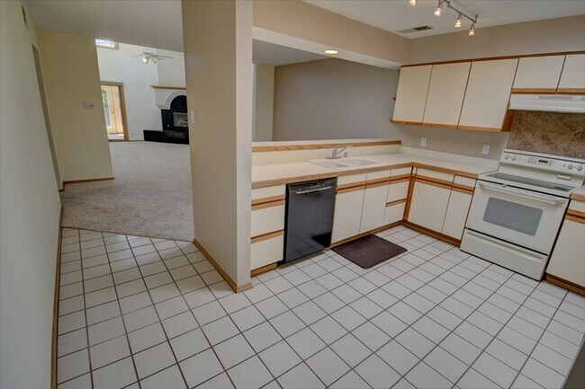 Building Photo - 7524 Northridge Ave NE
